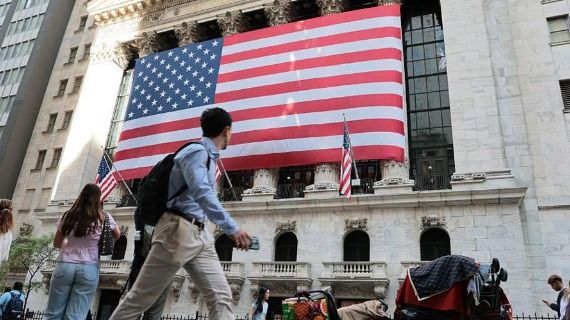 Image depicting a US building with a US flag in front